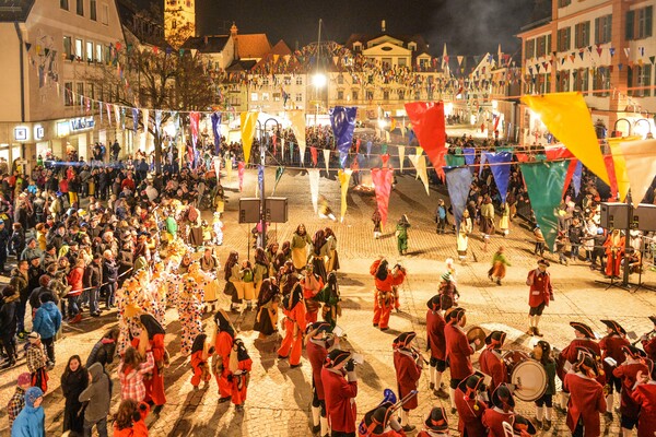 Närrisches Treiben auf dem Marktplatz am Abend des Glombigen Donnerstags.